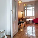 Apartment Stylish Downtown Budapest