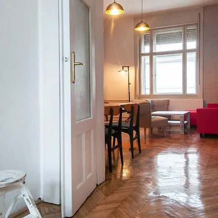 Apartment Stylish Downtown Budapest